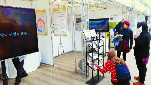 [기독교사회복지 EXPO 2016]   ‘엔젤만증후군’ 부스 찾은 여고생 “이웃 섬김 알게돼 보람” 기사의 사진